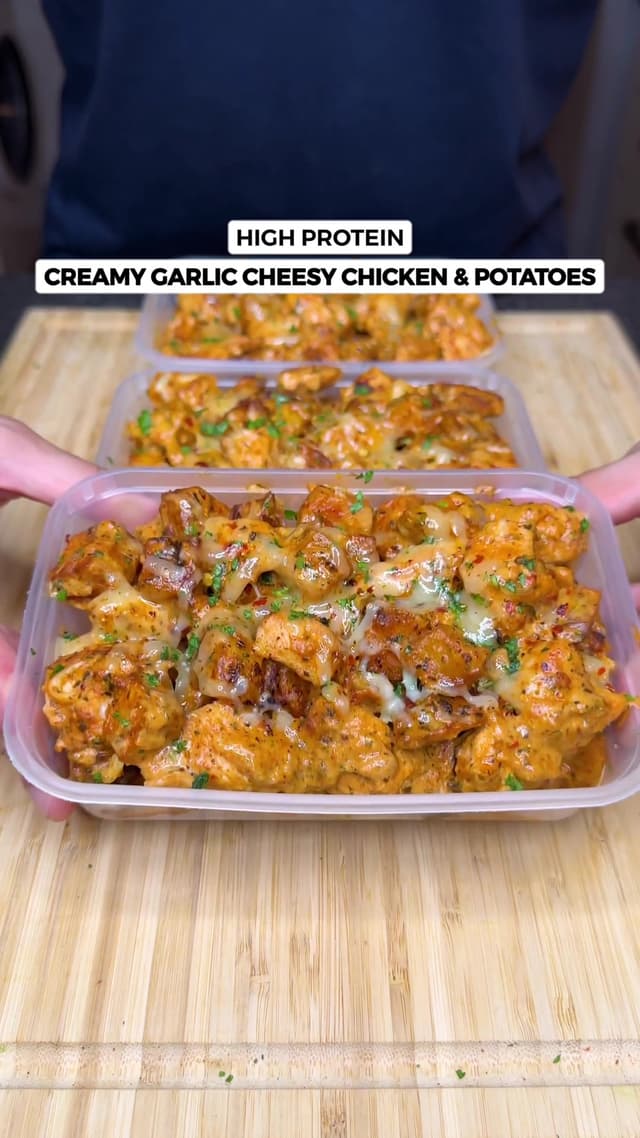 High Protein Creamy Garlic Cheesy Chicken & Potatoes! ONLY 502 Calories🍗🍟🧀 This might just be the best chicken recipe i’ve made! Creamy Garlic Parm Chicken with Cheesy Potatoes all in one pan perfect for weight loss! Macros per serving (4 total) 502 Calories | 53g Protein | 38g Carbs | 15g Fat Ingredients (4 servings) - 800 Cubed Chicken Breast - 3-4 Garlic Cloves Minced - 2 tsp Onion Powder - 2 tsp Mixed Herbs - 1 tsp Chilli Flakes - 2 tsp Paprika - 1 tsp Salt - 2 tsp Olive Oil Crispy Potatoes 