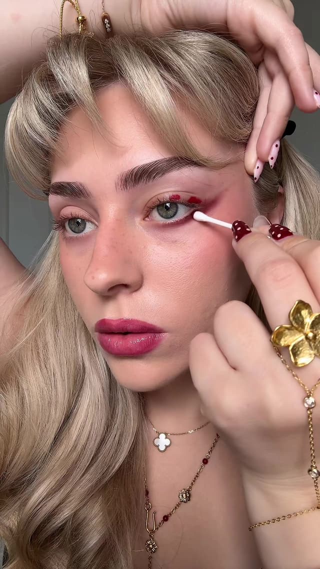 burgundy eye makeup >>> 💋 original creator: @ana_beautyy2024  products i used: @VIEVE eye wand in espresso  @YSL Beauty lipstick in shade RM (used on the eyes)  @urban decay moondust eyeshadow in space cowboy  @Lancôme flutter extension mascara  #makeup #makeuptutorial #makeuptips #hack #makeuphacks #eyeshadowtutorial #beautyhacks 