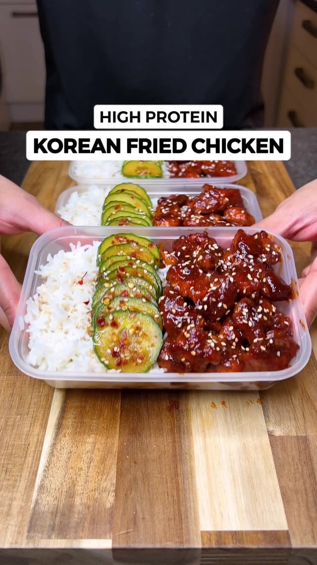 High Protein Sticky Korean Fried Chicken! Only 452 Calories🤌🏽🔥 This has to be one of the best chicken & rice recipes, so much flavor, the perfect balance of sweet, spicy & savoury! Macros per serve (4 total) 452 Calories | 40g Protein | 51g Carbs | 10g Fat Ingredients (4 servings) - 700g Cubed Chicken Breast - 2 tsp Garlic Powder - 1.5 tsp Black Pepper - 2 tsp Paprika - 1 tsp Salt - 30g Cornflour (Brand: Tesco) For the Glaze - 50ml Light Soy sauce mixed with 50ml Water (total 100ml) - 25g Honey