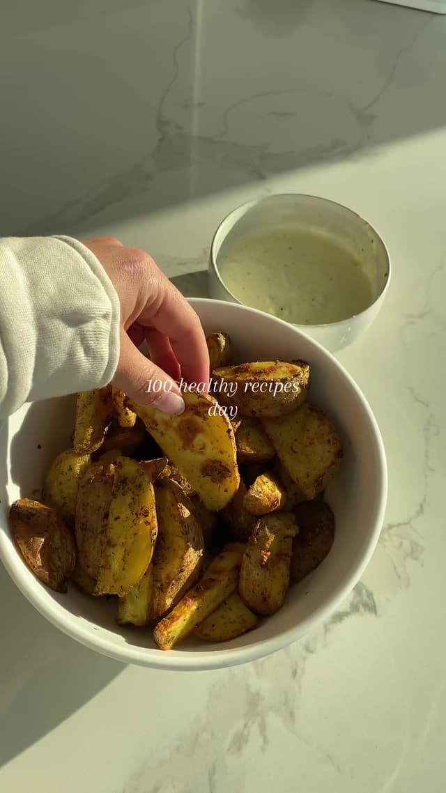 When you convince your bf to help with recipes 🤪🤭🫶🏻🥔 #healthyrecipes #potatowedges #makedinnerwithme #dinnerinspo #EasyRecipes #Foodie #healthyeating