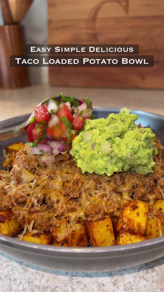 Taco Loaded Potato Bowl 🌮🥔🔥 Doesn't get much better than this... easy, healthy and PACKED with flavor! Perfect quick simple delicious post workout meal, lunch or dinner! Great for meal prepping as well! FULL RECIPE ⬇️ INGREDIENTS ~1.5 lbs Yukon gold potatoes - 1 lb lean ground beef (Used 93/7) - Extra virgin olive oil - Taco Seasoning of choice (I used @Grillin With Dad's) Pico De Gallo (Combine all ingredients) - 1 cup fresh diced tomatoes - 1/2 cup diced red onion - 1 small jalapeño di