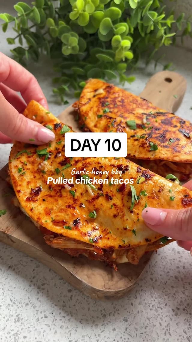 30 DAYS OF HEALTHY 20 MINUTE MEALS Day 10| Garlic honey BBQ pulled chicken tacos 🥵 Look at that CHEESE PULULULLLLL!! 😮💨 Sticky pulled honey bbq chicken with garlic butter brushed tacos and mozzarella Macros 546 calories 50gP / 15gF / 53gC Serves: 2 Shopping list ✍️ - Small red onion, finely diced - 1/2 red pepper, finely diced - 300g chicken tenders - 1 tbsp bbq seasoning - Salt & pepper - 4 tbsp bbq sauce - 1 1/2 tsp honey - 4 mini tortilla wraps - 1 tbsp Light butter - 1 tsp fresh