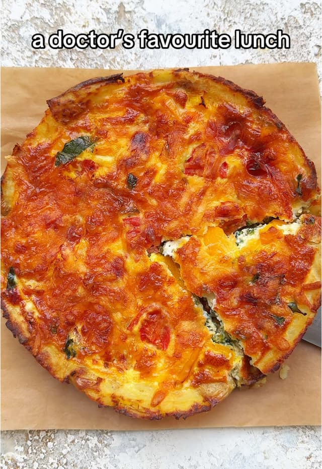 RECIPE BELOW👇🏽 The base of crispy smashed potatoes has transformed my life… you HAVE to make it!! ✅ So EASY and quick ✅ Packed full of nutrition ✅ Gluten free ✅ So versatile - use any veggie you have! Enjoy! DB x INGREDIENTS ▪️5 potatoes ▪️Large handful of spinach, chopped ▪️1/2 yellow pepper, chopped ▪️Handful of cherry tomatoes, halved ▪️3 eggs ▪️1/2 cup milk ▪️Handful of cheese METHOD ▪️Preheat oven to 200c ▪️Boil your potatoes until soft ▪️Prepare your 9 inch dish. Add potatoes to